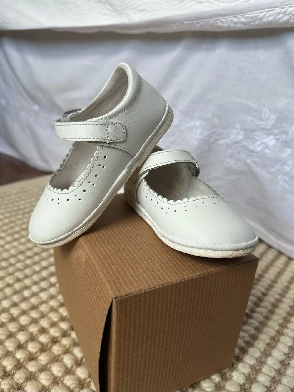 L’amour Scarlett Scalloped Mary Jane size 6 (Toddler) in white